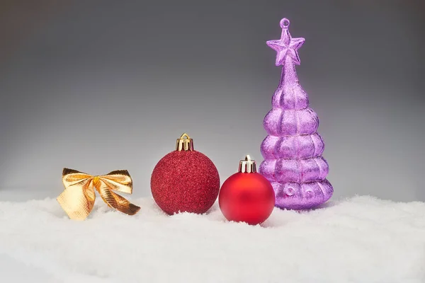 Boules de Noël sur neige — Photo