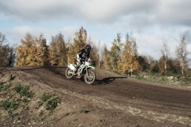 Yarış pisti üzerinde motokros binici