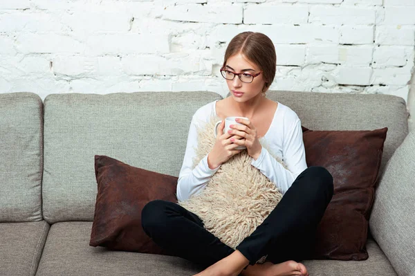 kadın kanepede çay ile