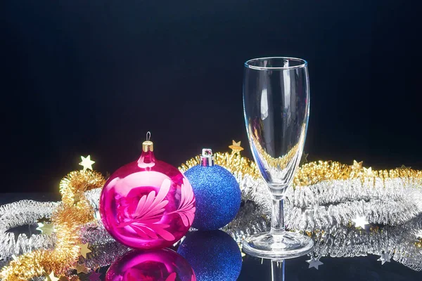 新年シャンパン グラスと装飾 — ストック写真