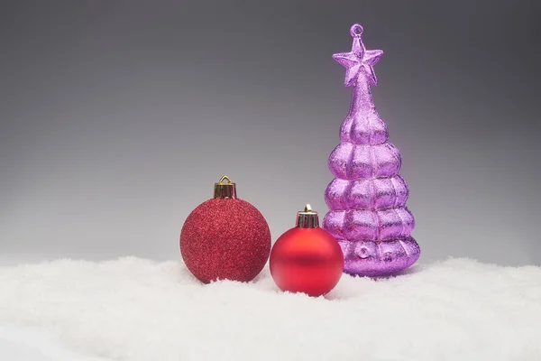 Kerstballen op sneeuw — Stockfoto