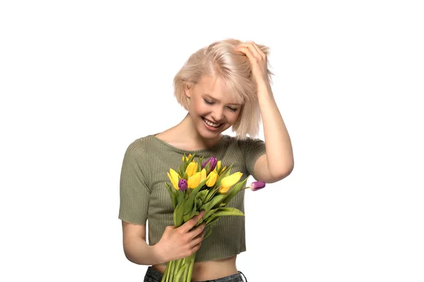 Vrouw met een boeket van tulpen — Stockfoto