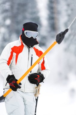 Asansör yamaçta kullanarak kayakçı