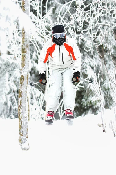 Le skieur freeride saute sur une pente enneigée — Photo