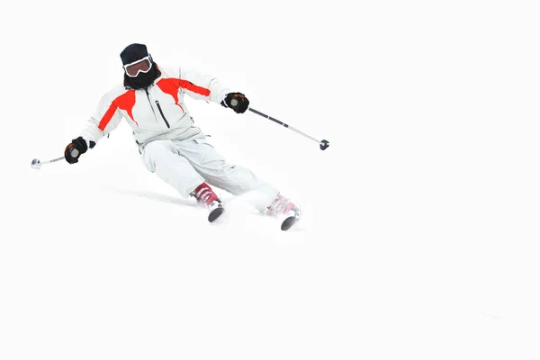 Esquiador alpino esquiando cuesta abajo — Foto de Stock