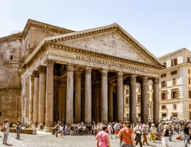 Roma'da Pantheon turist ziyaret