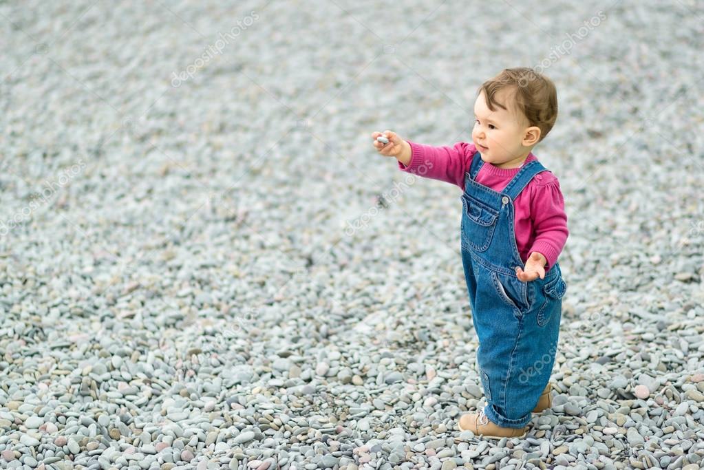 Joyeux Bebe Fille Jouer Sur La Plage Image Libre De Droit Par Scaliger C