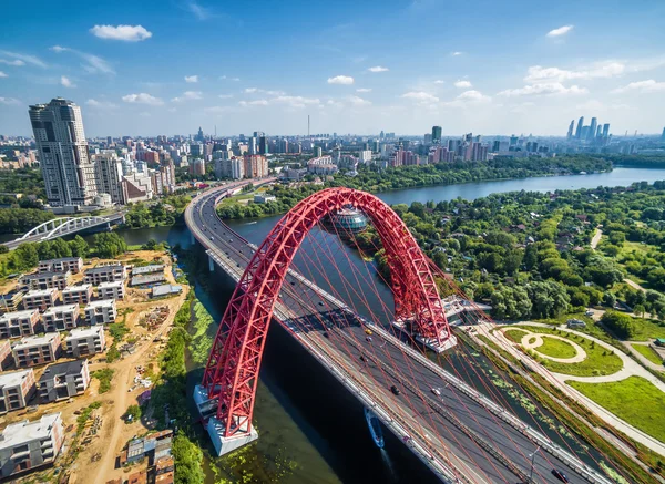 莫斯科与 Zhivopisny 斜拉桥的鸟瞰图 — 图库照片