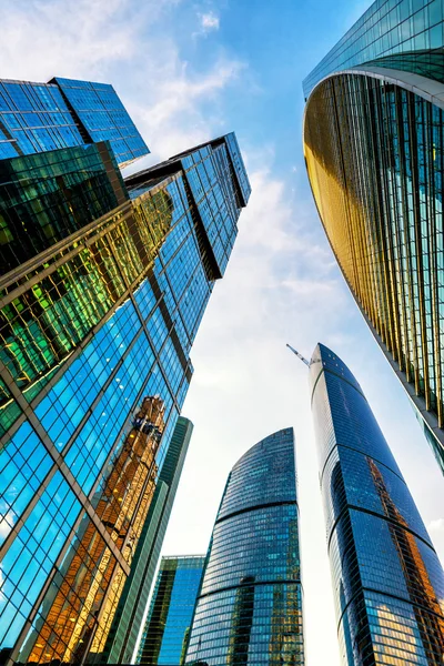 Vista en ángulo bajo de los rascacielos de Moscú-Ciudad — Foto de Stock