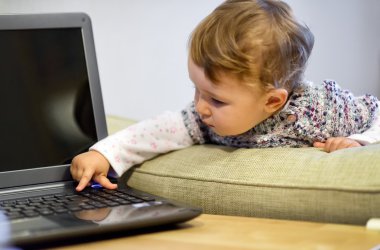 Bir yıllık çocuk dizüstü anahtarlarında Tıklanma