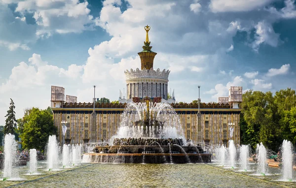 La fontana del fiore di pietra nel centro espositivo di tutta la Russia (VDNKh — Foto Stock