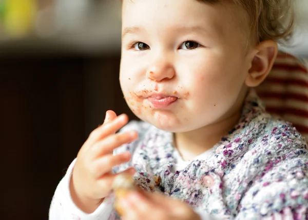 Comer niña alegre con la cara desordenada —  Fotos de Stock