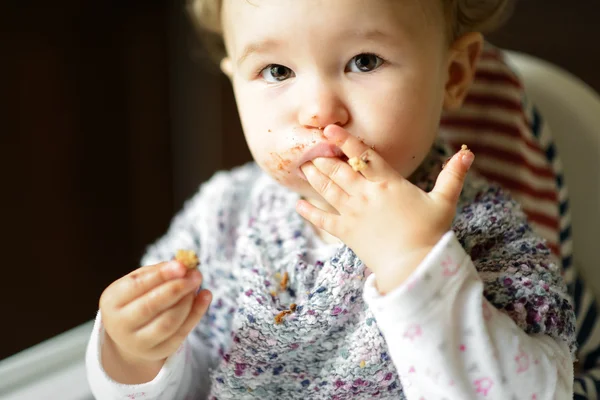 Comer niña con la cara desordenada —  Fotos de Stock