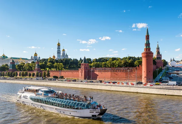 Moskova Kremlin turist tekne yüzen — Stok fotoğraf