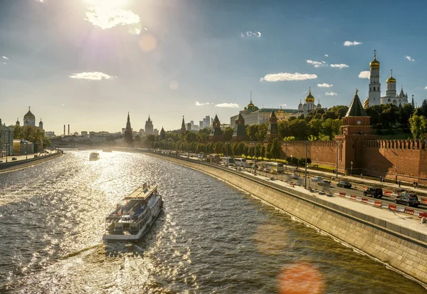 Des bateaux de tourisme flottent devant le Kremlin de Moscou — Photo