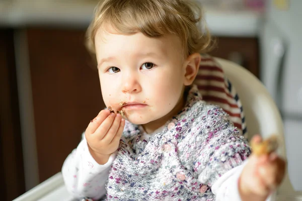 Comer niña con la cara desordenada —  Fotos de Stock