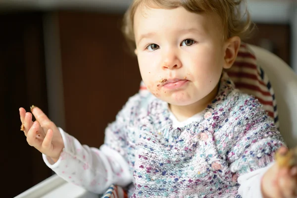 Comer niña con la cara desordenada —  Fotos de Stock