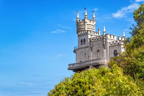 El castillo del Nido de la golondrina sobre la roca en la Crimea —  Fotos de Stock