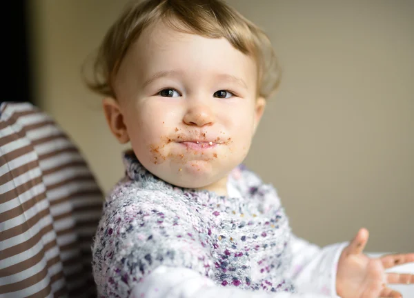 Comer niña alegre con la cara desordenada —  Fotos de Stock