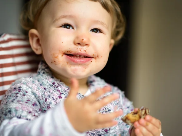 Comer niña alegre con la cara desordenada — Foto de Stock