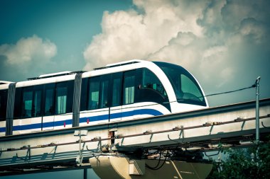 Moskova'da mavi gökyüzünde Monoray tren çalışır
