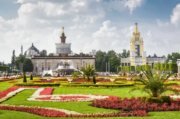 Vdnkh park met oude Sovjet-architectuur in Moskou — Stockfoto