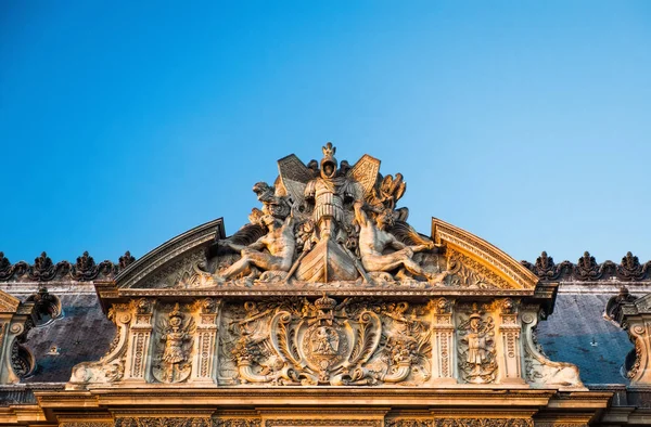 Detalhe do exterior do Louvre, Paris — Fotografia de Stock