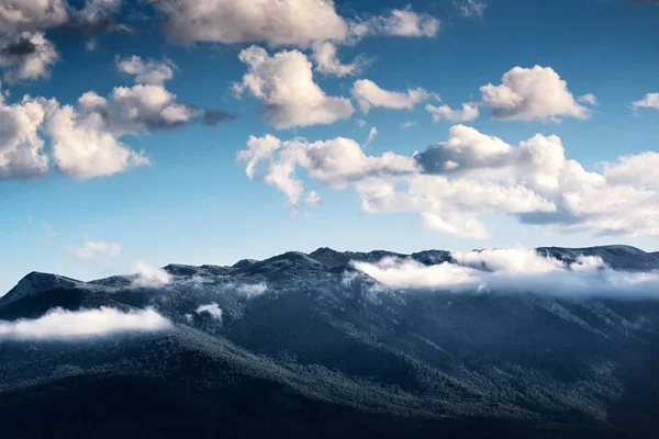 Гора Чатыр-Да с низко лежащими облаками, Крым — стоковое фото