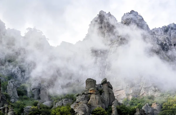 Гора Демерджи с низко лежащими облаками, Крым — стоковое фото