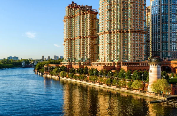 Gratte-ciel du complexe Alye Parusa sur la rivière Moskva, Moscou — Photo
