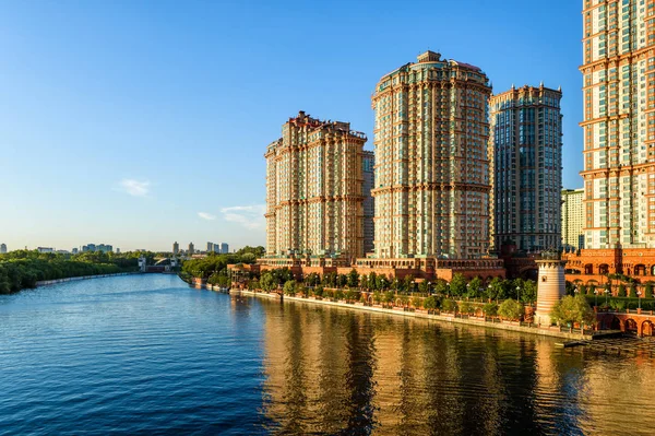 Vue de Moscou avec gratte-ciel du complexe Alye Parusa — Photo