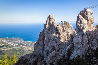 Kaya üzerinde Mount Ai-Petri Kırım'sahil kasabası üzerinde