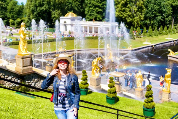 Jonge vrouwelijke toerist in Peterhof Palace, Sint-Petersburg — Stockfoto