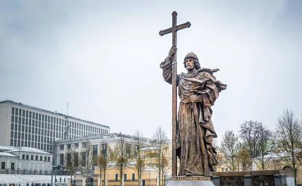 Monument till heliga Prince Vladimir stort i Moskva — Stockfoto