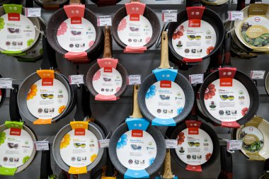 bir süpermarkette tava