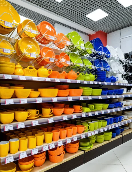 Colored ceramic tableware in a supermarket — Stock Photo, Image