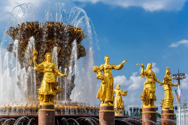 Peoples Friendship Fountain in Exhibition of Achievements of Nat — Stock Photo, Image