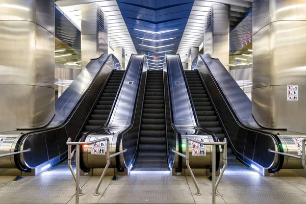 Escalera mecánica en el metro —  Fotos de Stock