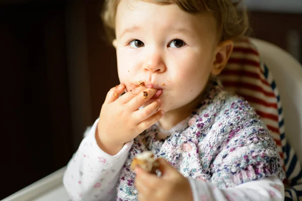 El niño de un año come y se mete los dedos en la boca —  Fotos de Stock