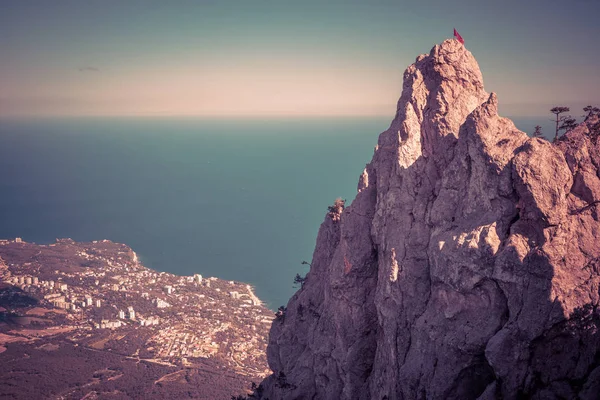 Скала на горе Ай-Петри над приморским городом в Крыму — стоковое фото
