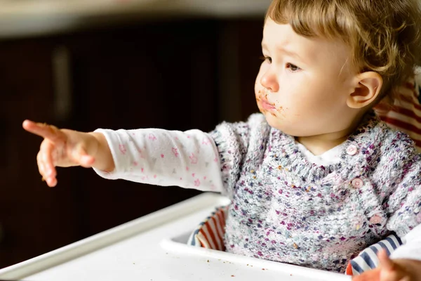 Baby mit unordentlichem Gesicht zeigt mit dem Finger — Stockfoto