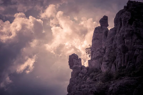 Demerdji hora v západu slunce obloha pozadí, Krym — Stock fotografie