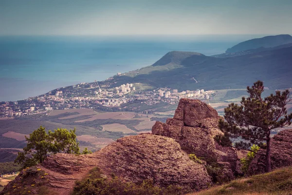 Città di ricorso di Alushta da montagna di Demerdji, il Crimea — Foto Stock