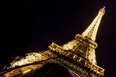 Eyfel Kulesi Paris geceleri aydınlatma