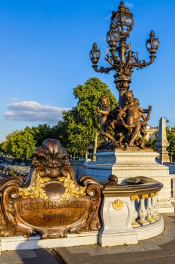 Pont Alexandre III, perileri, Paris'te heykelleri ile fener