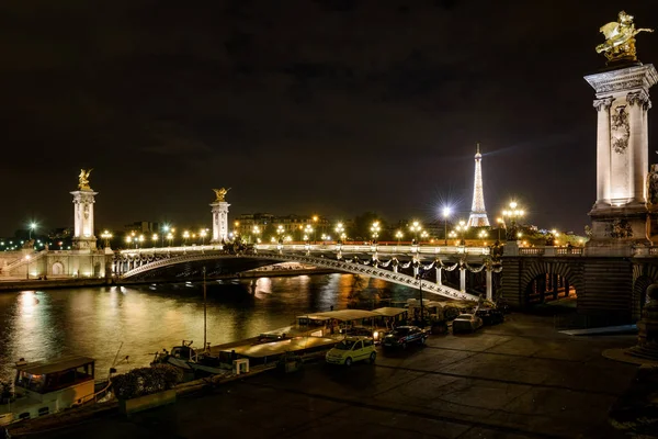 晚上在巴黎亚历山大三世桥 — 图库照片