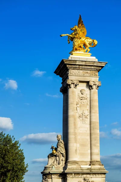 镀金雕像的名声，巴黎亚历山大三世桥 — 图库照片