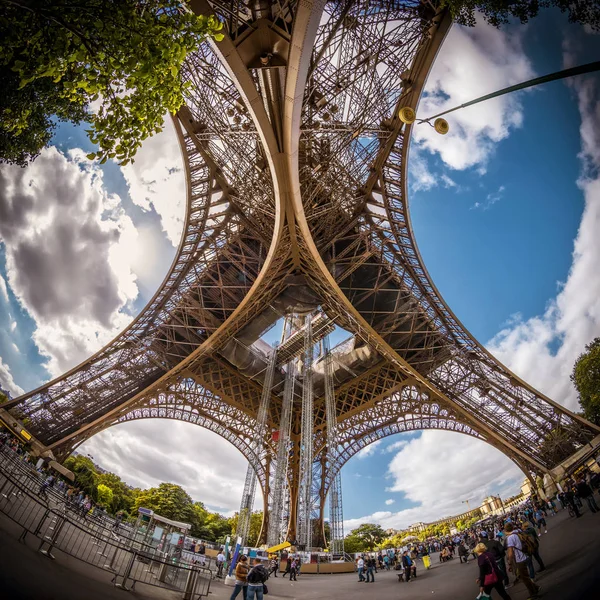 Az alsó nézet a párizsi Eiffel-torony — Stock Fotó