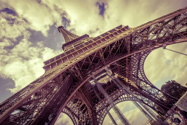 Vyn botten av Eiffeltornet, Paris — Stockfoto