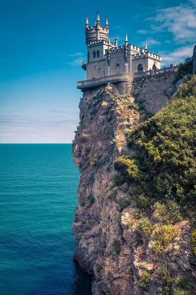 Nido de golondrina castillo en la roca sobre el Mar Negro, Crimea —  Fotos de Stock